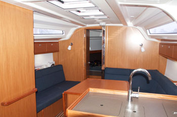 Bavaria 37 lounge